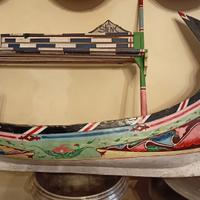 Barca pitturata in legno