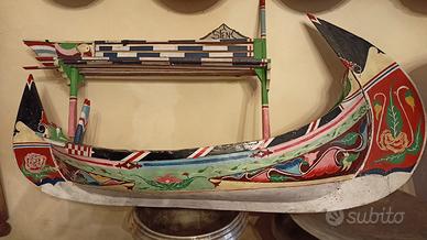 Barca pitturata in legno
