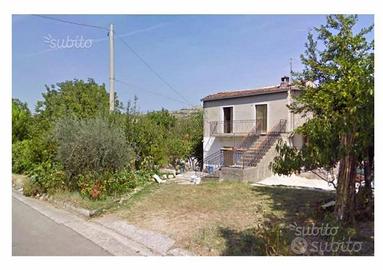 Casa su tre livelli, nel verde d'Abruzzo