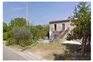 Casa su tre livelli, nel verde d'Abruzzo