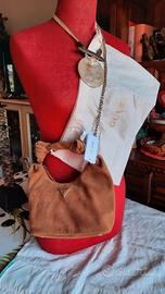 Borsa Guess in a mano e tracolla 
