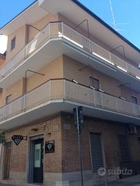 Casa indipendente + negozio + garage e cantina