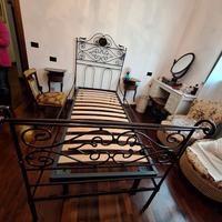 Letto singolo d’epoca in ferro battuto – decorato