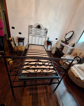 Letto singolo d’epoca in ferro battuto – decorato