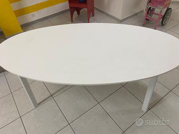 Tavolo moderno e mobile