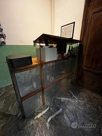 Bancone in ferro e legno