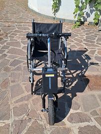 Sedia a rotelle con motore elettrico anteriore