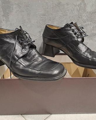 Scarpe vintage con lacci e tacco largo