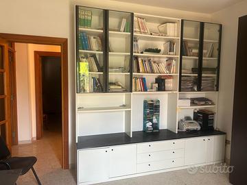 Vetrina per studio tecnico e scrivania abbinata