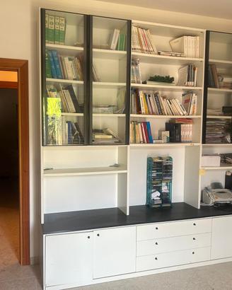 Vetrina per studio tecnico e scrivania abbinata