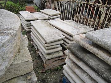 Scalini antichi in pietra con bordo tondo