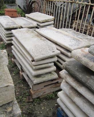 Scalini antichi in pietra con bordo tondo