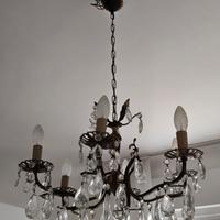 Lampadario a goccia e due plique