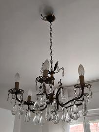 Lampadario a goccia e due plique