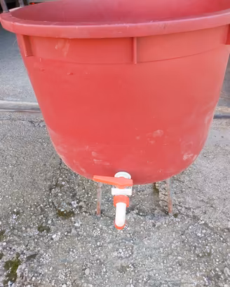 Mastello in plastica con rubinetto