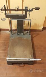 Antica bilancia/bascula industriale funzionante