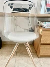 Sedia bianca trasparente