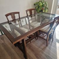 Tavolo in arte povera e vetro.