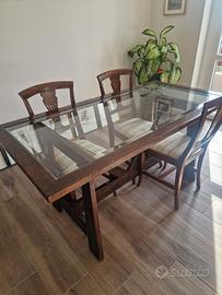 Tavolo in arte povera e vetro.