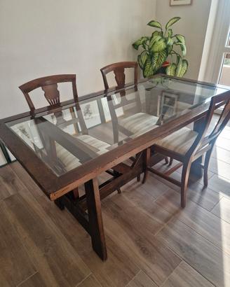 Tavolo in arte povera e vetro.