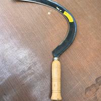 Falcetto e forbici tagliasiepi