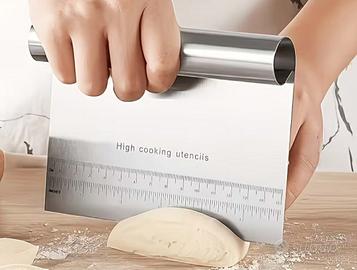 TAGLIAPASTA IN ACCIAIO INOX CON RIGHELLO. 