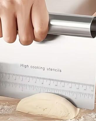 TAGLIAPASTA IN ACCIAIO INOX CON RIGHELLO. 