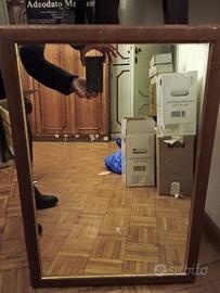 specchio con piccola cornice in legno