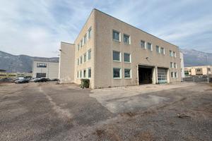 Via Vienna, capannone con terreno