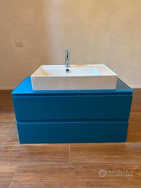 Mobile bagno sospeso con lavabo e rubinetti