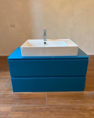 Mobile bagno sospeso con lavabo e rubinetti