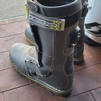 Abbigliamento trial.stivali.casco etc.