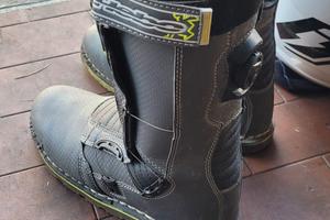 Abbigliamento trial.stivali.casco etc.