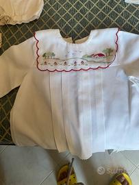 Vestina per neonata ricamata a mano