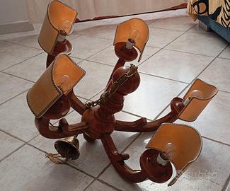 Lampadario vintage in legno