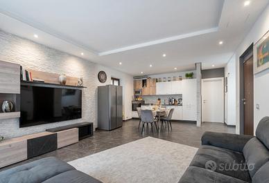 Vendiamo appartamento con box cortiletto+ posto au