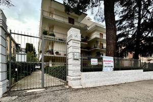 Appartamento di 236 m² con più di 5 locali e box a
