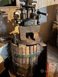 Torchio idraulico per spremitura vinacce