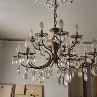 Mobile d'epoca e lampadario