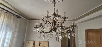 Mobile d'epoca e lampadario