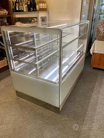 Vetrina esposizione e vendita di praline/cioccolat