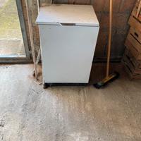 Mobiletto in metallo portalegna