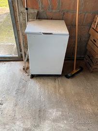 Mobiletto in metallo portalegna