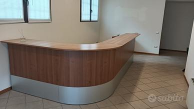 Mobile reception per ufficio di pregio