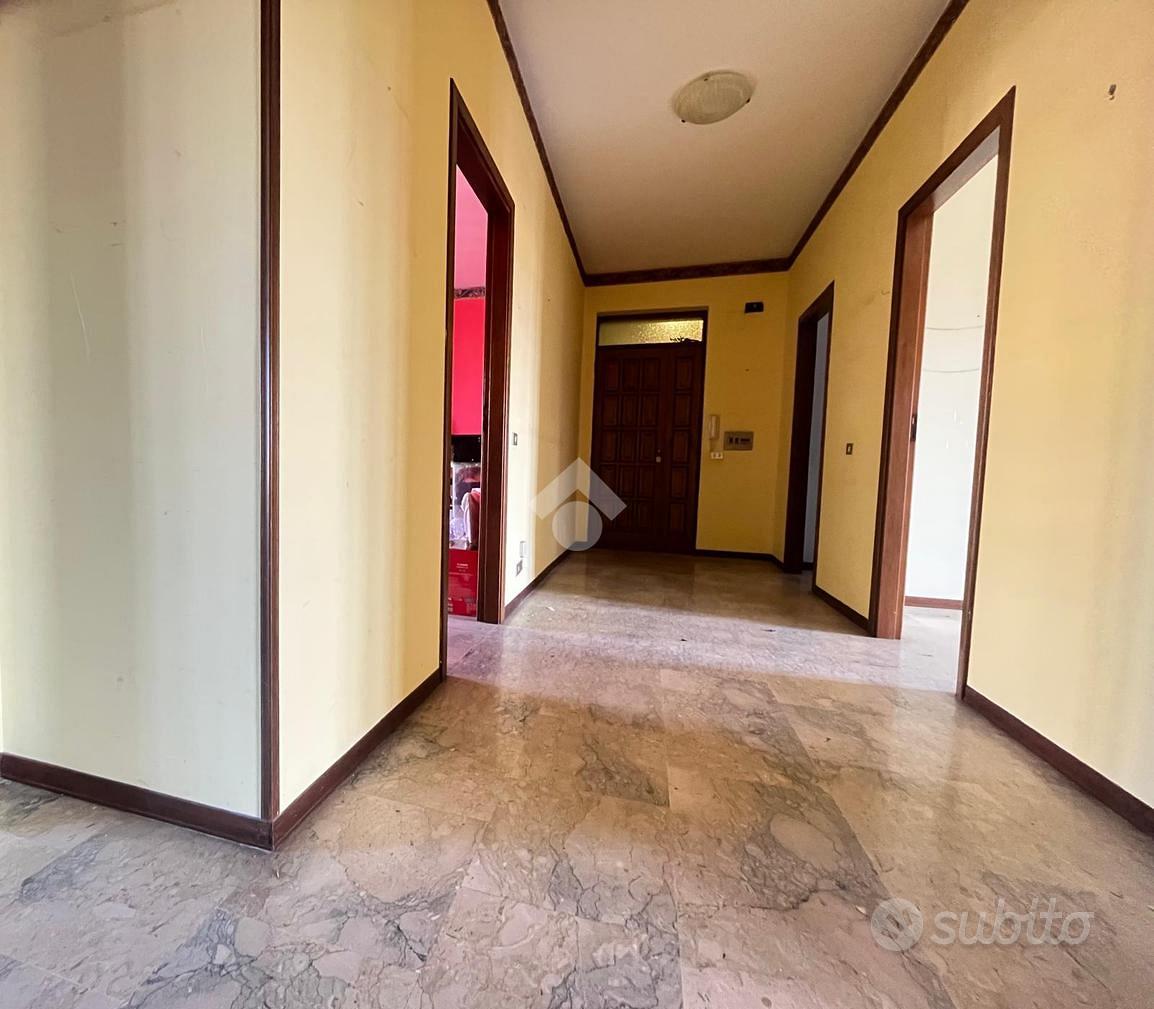 4 LOCALI A REGGIO DI CALABRIA - Vista 3
