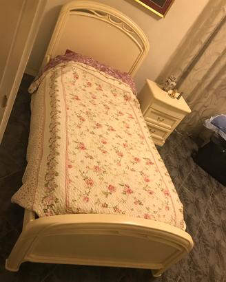 Antico letto singolo abbinato con comodino
