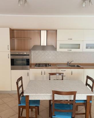CUCINA COMPLETA DI ELETTRODOMESTICI E TAVOLO