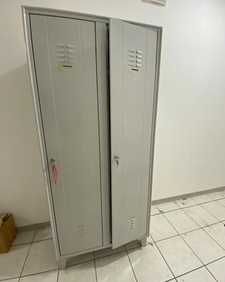 Armadietto metallico con divisori