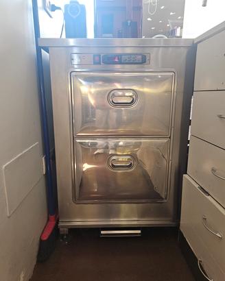 Tavolo refrigerato con lavello