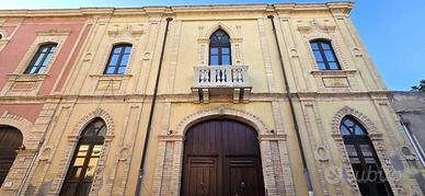 Palazzo / Stabile di 554 m² con più di 5 locali a 